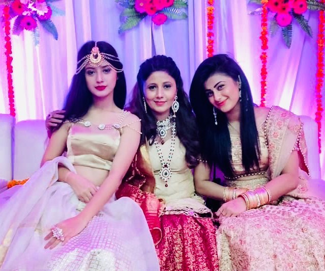 Arishfa khan with her mother and sister