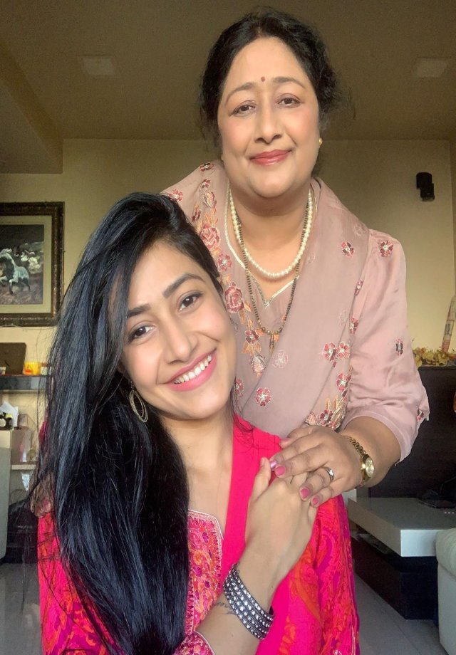 Dhanashree Verma with her mother