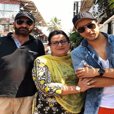 Aly Goni with his parents