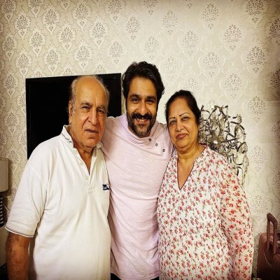 Sunny Hinduja with his parents 